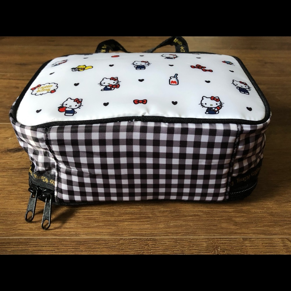 HELLO KITTY-NWT Cosmetics Bag - Picture 3 of 16